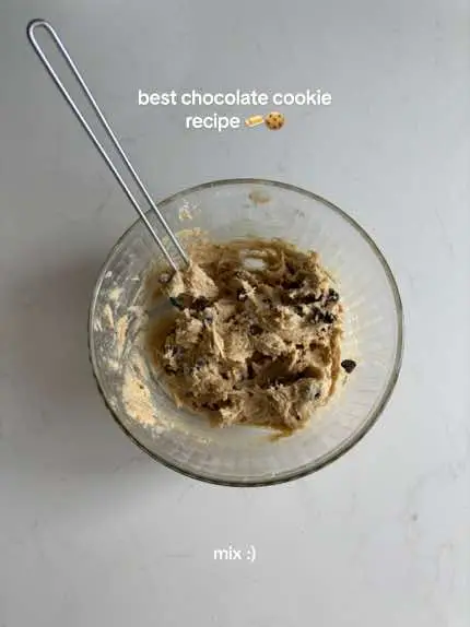 the best chocolate chip cookie recipe I’ve tried so far 🧈🍪 I either mixed the cookie dough too much or made the balls too big because they almost turned into a cookie cake this time lol 😭 recipe from @Mild West Sami #chocolatechipcookies #cookierecipe #cookies #chocolatechipcookie #cookies #cookie #baking #dessert #BakeWithMe 