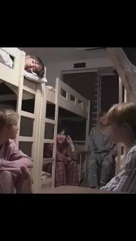 hồi đó chúng mình tuy chưa nổi tiếng, phải ở trong 1 kí túc xá chật chội nhưng mà vuiii#jungkook #jungkookie #tae #taehyung #jimin #jihope #hoseok #suga #yoongi #jin #namjoon #rm #rmbts #xuhuong #xuhuongtiktok #capcut