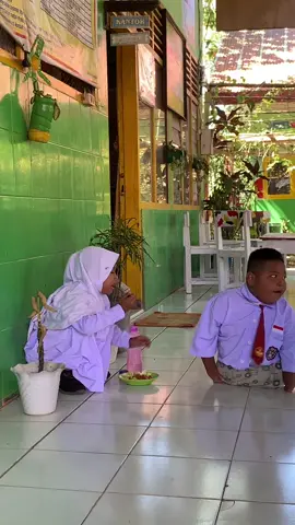 MashaAllah nakk🥹🫶🏻❤️‍🔥 Tetap jadi anak yang baikkk..🤍🤍 Berteman dengan siapapunn tanpaa melihat kondisinya itu hebatt😍🤍