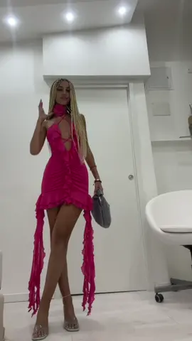 Quanto è bello e particolare questo abito! Vi piace il mio look?🩷💓💖