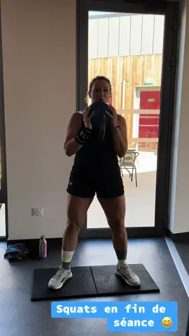 SQUATS 🔥 Quand ta ciach decide de te faire faire des squats avec une KB en fij de senace 😅 #musculation #training #trainingday #workout #crossfit #crossfitfrance #sport #fit 