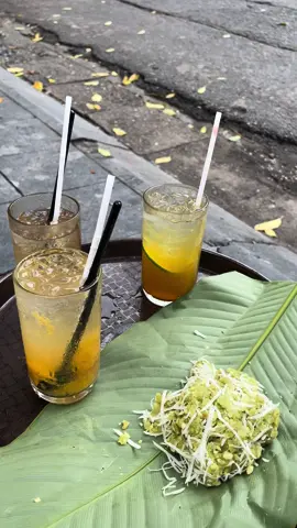 Mùa thu Hà Nội, còn gì bằng một buổi sớm cùng đám bạn làm cốc trà chanh, nhâm nhi gói xôi cốm ngắm nhìn cảnh nhà thờ lớn hùng vĩ #hanoi #muathu #nhatholonhanoi⛪️ #xoicomhatsen 