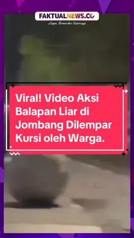 Beredar video aksi balap liar sangat meresahkan warga Jombang, Jawa Timur. Balap liar tersebut membuat warga nekat melemparkan kursi ke pengendara motor yang melakukan balap liar. Akibatnya, pengendara motor tersebut terjatuh ke aspal. Peristiwa tersebut terjadi pada Minggu (27/8/2023) dini hari di Jalan KH. Wahid Hasyim. #faktualnews #jombang #kabarjombang #balapliar #dilemparkursi #wargajombang 