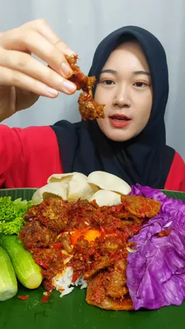 DEFINISI KENAPA BARU KETEMU AKU SEKARANG?! Bener bener mau makan pedes tapi superrr nikmat gak perlu ribet lagi soalnya ada produk 
 kemasan dari @sambalcobekasoka #sambaliga #sambaldendengviral #mukbangindonesia #makanpedas #iniciamukbang #inicia 