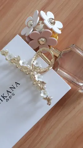 brb gonna overuse this cute Mikana Floral Hiroko Metal hair clamp. 🌸 @Mikana  Link in the yellow basket. Buy now before it runs out.  #Mikana #Hiroko #hairclamp #floralhairclamp #metalclamp #fyp #fypシ 