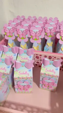 No nosso site você encontrará mais de 1500 temas de kit festas personalizaveis para você pegar e montar! OBS: Nossos materiais são digitais, e esse vídeo é um exemplo após ser montado. acesse agora: festejando.fun