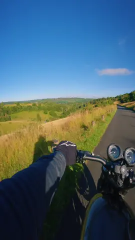 Slowing down to take in the view. I’m not always talking to myself in my lid. (Rare though) . #triumph #bonneville #triumphbonneville #customtriumph #triumpht120 #motorbike #motorcycle #motone #motonecustoms #scrambler #bikesofinstagram #biker #custombike #custommotorcycle #classicmotorcycle #exhaust #caferacer #urbanrider #bikelife #triumphscrambler #pov #gopro #asmr #view #sunrise #sun #viewpoint #boxhill #countryside #surrey 
