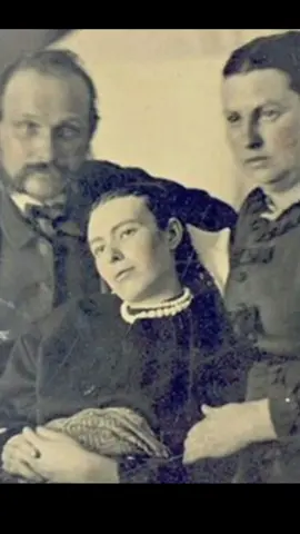 antigo costume de tirar fotos com seus parentes falecidos  #históriabizarra #casosreais #casosbizarros 