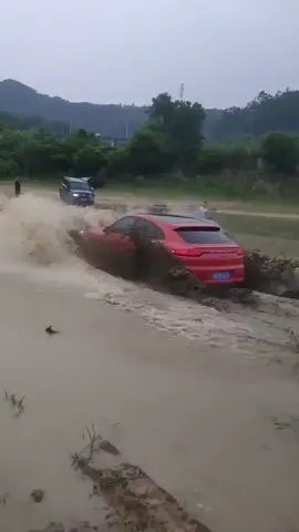 Porsche Macan does amazing things in the mud #chinaoda #offroadrecovery