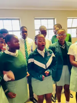 Kahle kahle mina eskoleni ngiyela i Choir😭❤️❤️❤️😂.
