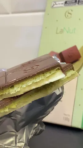 Hey hey, Cacau Lovers!! Trouxemos a grande novidade a vocês a maravilhosa barra de pistache da nossa linha LaNut!! 💚🤤 Ela é assim como o ovo de páscoa, que quem não consigo provar agora vai ter a oportunidade dessa maravilha, agora em formato de barra! E continua a mesma coisa viu??? 👀🤤😮‍💨  Ela tem 130g, recheio inconfundível com pedaços de pistache! Demais, né? Sai apenas R$24,90 para clientes Cacau Lovers!  Corre pra nossa loja localizada no Delta Supermercados e aproveite! Feliz hoje!!! ✨ #cacaushow #alecosta #felizhoje #viral #sobremesas #dessert #pistachio #pistache #barrarecheadas #chocolate #cacaulovers #fypシ 