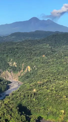 🇪🇨🌋Buen dia desde el volcán Reventador! . . .  #ecuador #reventador #cascada #sanrafael #cloudforest #arcoiris #outdoorpassion #livetoexplore #hikingadventures #natgeo #natgeotravel #nomadlife #passionpassport #instatravel #aroundtheworld #waterfalls #jungle #passportready #rainbow #adventurelife #picoftheday #lonelyplanet #fotografia #tourdumonde #vanlife #travelgram #travels #roadtripamerica #nomadstyle #roadtripecuador