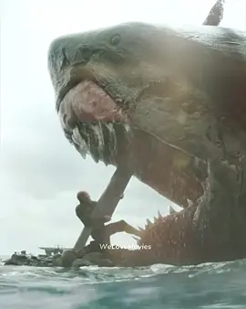 С меня название, а с вас лайк и подписка🫶  Спустя пять лет как бесстрашный спасатель-ныряльщик Джонас Тейлор победил акулу-мегалодона, он присоединился к организации, расследующей экологические преступления, а также удочерил Мэйин, ребенка его погибшей близкой подруги Сюин Чжан. Глубоководная станция «Мана-1», изучающая Марианскую впадину, находит там целую экосистему со множеством гигантских существ, не тронутых эволюцией. Главному герою приходится не только сразиться с доисторическими хищниками, но и противостоять наемникам бизнес-леди Хиллари Дрисколл, заинтересованной в добыче полезных ископаемых на дне океана. #welovemovies #movie #фильмы #movies #фильм #мег2 #meg2 