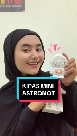 Cocok banget nih di bawa ke sekolah, ke kampus, ke kantor ataupun sambil nunggu kendaraan umum biar gak kepanasan guys🤭 #kipasmini #kipasminiastronot #kipasminiusb #kipasminimurah #kipasminisekolah #kipasminilucu 