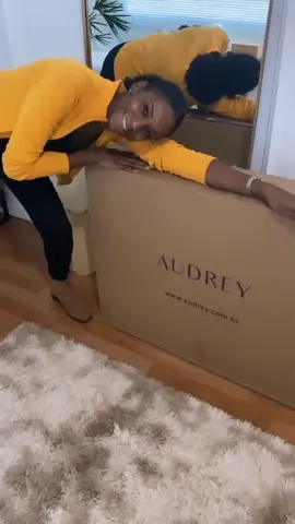 A maravilhosa @raabevianna 😍😍 com sua Maca Pro2. Passando pra avisar que semana que vem este modelo estará disponível em nosso site. ❤️ #massoterapia #massoterapeuta #massagemmodeladora #massagemterapeutica #minhamacaaudrey #macademassagem #massagetable #salademassagem #massagem 