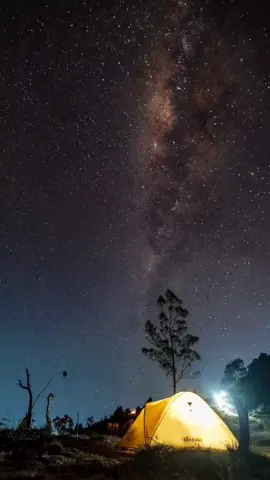 Biar kamera aja yg kedinginan orangnya mah ngopi aja dalem tenda :::: 🌍 Jawa tengah .  📸 IG @fahmi_albujayromi .  #wargagunung #prau #milkyway #camp #fyp #traveltiktok #adventure #wilderness #hikingadventures #fypdongggggggg #fypシ #fypシ゚viral #fypage #trending #tiktok #pesonaindonesia #camping  #wonderfulindonesia #instanusantara #indonesia #reels #reels__tiktok