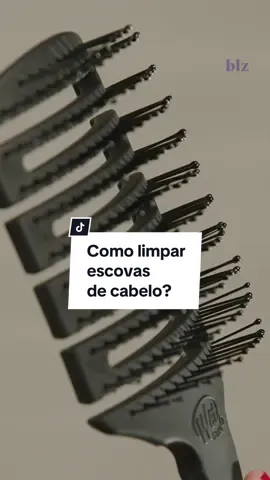Você sabe como limpar a escova de cabelo? Essa limpeza é essencial para preservar a sua saúde contra vírus e bactérias. Nesse vídeo, viemos te ensinar a higienizar sua escova e ajudar a manter sua saúde em dia com uma solução poderosa e desinfetante, vem assistir e anotar o passo a passo. 🤩💜 #descubrablz #loucasporbeleza #beauty #beleza #escovadecabelo