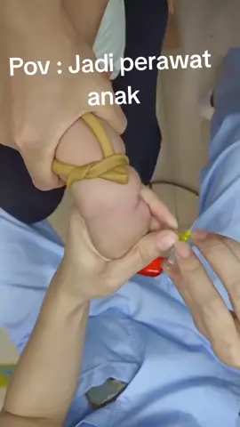Pov : perawat anak, nb : maaf nggak pake handscoon lagi,rasanya lebih nyaman kalau ga pake handscoon🤭🤭🤭🤭 eh ada jam tangan elegant nyempil,mana beli 1 dapat 2 lagi.. yuk kepoin🤭🤭😎😎 #pasanginfus #perawatanak #infus #nakes #vena #jamtangan #sehatselalu 