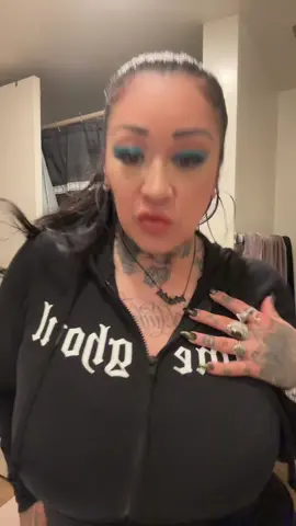 GRWM- HomeGhoul edition 🦇 #makeup #rockachola #pinkminkmafia #PMM #vamp #blueeyeshadow #chicanotiktok 