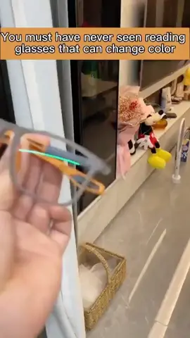 WOW‼ Reading glasses that change into sunglasses in seconds in the sun ✅Anti-blue light. Anti-fatigue. Protect your eyes ?One mirror for two purposes, so cool!