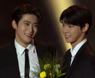 หาให้เจอนะคนที่มองเราด้วยสายตาแบบเดียวกับที่แจฮยอนมองน้องโดยอง #jaedo 