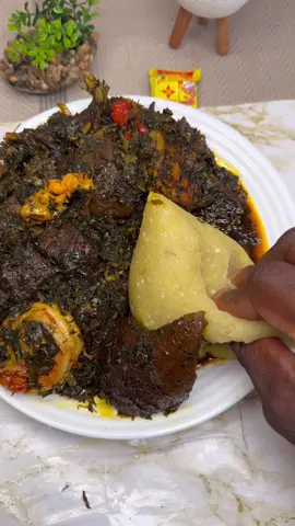 Eru  & fufu plantain Ingrédients - 300g de Okok  - 500g de water leaves - 1kg  de viande de bœuf  - 1/2 kg de poisson fumé - 1kg de kanda (peau de boeuf) - 250g d'écrevisses - 50g Poudre d’écrevisses  - 1L d'huile de palme - 3  piments (facultatif) - Sel ou cube  Préparation:  (Temps de cuisson: 1h30) Étape 1:  Si vous utilisez les feuilles de Eru/okok séché, commencez par le tremper dans de l'eau, une trentaine de minutes, ensuite les mettre au feu pendant 30 autres minutes, avec du piment et écrevisses.  Étape 2: Lavez votre viande entre-temps et votre peau de bœuf, mettez-les dans une casserole avec du sel et faites les cuire, jusqu’à la mi-cuission.  Étape 3: Rajoutez dans votre marmites de Okok cuites, votre wateaf et votre poisson fumé. Quand cela sera prêt, rajoutez votre viande, et huile rouge et laissez mijoter à feu doux.  Étape 4: Ajuster votre assaisonnement avec du sel et Cube, et rajoutez votre deuxième couche d’écrevisses, et laissez mijoter 10min à feu doux.  Votre Eru est prêt. Servir avec du water fufu, du couscous de manioc, du tapioca ou même de l'igname pilée. Bonne dégustation !! #camerountiktok🇨🇲 #pourtoi #foryou #ndockbidi #nigeriantiktok🇳🇬 