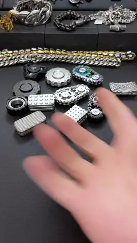 This full aluminum alloy infinity cube is a very nice gift for kids. Come on and get one to replace the other fidget toys. #toy #fidget #goodthing #satisfying #fidgettoys 