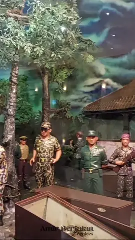 Detik-Detik Penemuan 7 Pahlawan Revolusi. Pada 3 Oktober 1956 adalah hari di mana 7 korban kekejaman Gerakan 30 September PKI (G30SPKI) ditemukan di Lubang Buaya, Jakarta Timur. G30SPKI tak diragukan lagi adalah salah satu sejarah kelam bangsa Indonesia yang akan selalu dikenang dengan perasaan pahit. Dalam gerakan ini, sebanyak 6 Jenderal dan 1 Perwira TNI AD tewas mengenaskan.Tujuh anggota TNI AD tersebut adalahJenderal Ahmad Yani, Mayor Jenderal Raden Soeprapto, Mayor Jenderal Mas Tirtodarmo Haryono, Mayor Jenderal Siswondo Parman, Brigadir Jenderal Donald Isaac Panjaitan, Brigadir Jenderal Sutoyo Siswodiharjo, dan Lettu Pierre Andreas Tendean. #g30spki #lubangbuaya #pahlawanrevolusi 