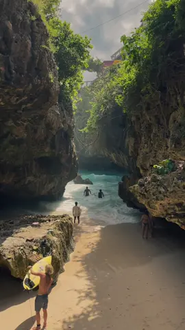 favorite spot in Bali 📍Blue Point Beach, Uluwatu                                             #Bali #balitravel #uluwatu #uluwatubali #indonesia #indonesiatravel #SEAsia #seasiatravel #backpacking 