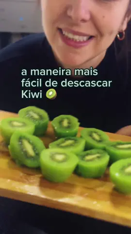 Kiwi é uma delícia, mas tirar aquela pele peluda dele não ERA fácil né 😅 Problemas resolvidos, segue a dica aí e vai ver que fica muito prático e rápido.  E aí, gostou da dica? Já manda pra aquela amiga que come bastante frutas 😅🥝 #kiwi #dicasdecozinha #receitatok #fit #comidasaudavel #dicaspraticas #cafedamanha  #CapCut 