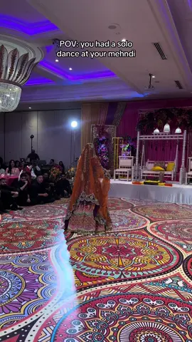 Samira’s solo dance at her mehndi night 💜🥹 #desiwedding #desibridal #pakistaniwedding #weddingcontentcreator #2023bride #pakistanibride #afghanbride #mehndinight #mehndidance #hennanight 