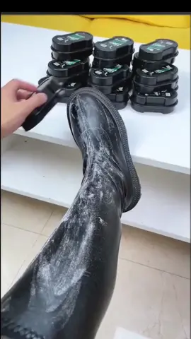 With this shoe wax at home, the leather shoes and bags are easy to take care of. You can use it for any color of shoes and polish them brightly. #homehacks #homeimprovement #homefinds #shoewax #homefinds #fyp 