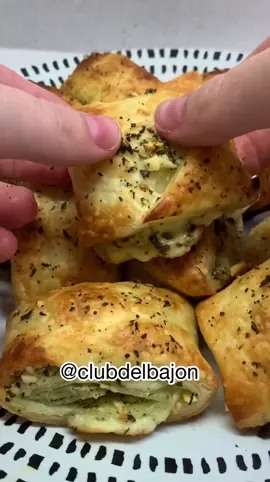 EL SNACK PERFECTO PARA LA LLUVIA 🌧️🐷❤️🔥 • Qué onda Bajoneros? Hoy les traigo una receta ideal para bajonear en un día como hoy🌧, vas a necesitar: 👨🏻‍🍳 Masa de Tarta, Ajo, Pimienta, Pimentón, Queso rallado, Aceite de oliva, Queso Muzzarella o cremoso, Orégano. • 👇 Menciona @ a tus amigos más Bajoneros para tentarlos con esta receta 💕💣🔥. #Receta #comida 