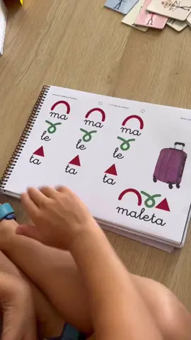 Leitura com grafismos fonéticos  Uma metodologia diferente! 🎥 @gloria.logopeda  Faça parte da Rede PRO: www.eupro.com.br #educacaoinfantil 