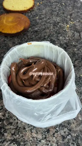 Muita paciência pra rechear esse bolo 😮‍💨😮‍💨😮‍💨😮‍💨 #confeitaria #recheiodebolo 