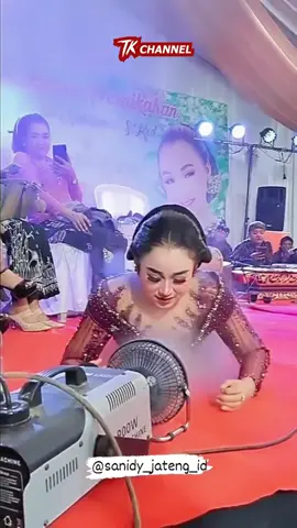 Tingkah Konyol Niken Salindri Rokok An Gokil Banget  #nikensalindri  #jaranan  #nikensalindry  #niken  #nikensalindriterbaru  #lucu  #viral  #kocak  #nikensalindryreall #nikensalindryfamily  #tolibkamazura  Kunjungi Channel saya https://www.youtube.com/channel/UCyFyBX_qZnMIrpkk5tIwAoA Semoga kesenian jaranan semakin berkembang dan kreatif.. Maturnuwun..