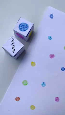 Зберігай, точно знадобиться ✨ Покращуємо навички письма за допомогою класної та практичної гри, яка подобається УСІМ дітям 💜 ✅ Як виготовити?  ▫️Обираємо 6 кольорів і малюємо на папері кружечки. ▫️Робимо 2 кубики. На кожній стороні першого кубика малюємо кружечок відповідного кольору, на сторонах другого кубика - різноманітні лінії. Під час гри вдосконалюємо навичку аналізу інформації, тренуємо руку до письма, а також цікаво та з користю проводимо час 🤗 @budovska.yana - розповідаю про навчання, яке подобається дітям 💜 #budovska #навчанняонлайн #репетитор #письмо #градлядітей #почеркдитини #підготовкадошколи #початкові класи 
