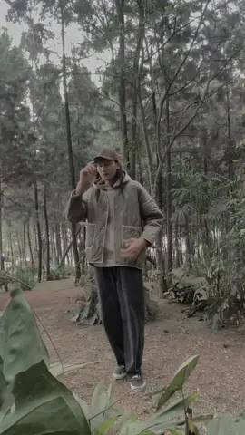 Inspirasi outfit di hutan pinus  Pakai jaket hoodie layering bulang dan celana loosefit #CapCut #outfitideas  #outfitinspirarion  #fashionpria  #celanapendek  #rekomendasioutfit  #outfitcowok  #OOTD 