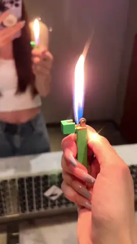 Bật lửa/hộp quẹt nhỏ gọn, vuông, tiện dụng. Màu đeppppp #viral #tiktokvietnam🇻🇳 #batluadocla #batlua #hopquet #docla #Master2023byTikTok 