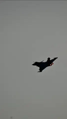 The rafale M🔥 • • • • • • • • • • • #rafale #dassaultaviation #aviation #avgeek #airplanesdaily #aerobaticspilots #airplane_lovers #airplane_pictures #airshow #airplanespotting #airport #plane #planegeek #planespotters #planeslovers #aircrafts #aircraftphotography #reels #pilotviews #pilotlife #pilotedechasse #avions #avionsdechasse #frenchairforce #french 
