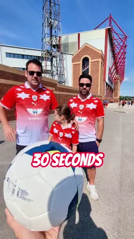 Pass the ball through 5 people's legs in 30 seconds!⚽️👏 @Topps_UK #football #footballer #barnsley #toppschrome 
