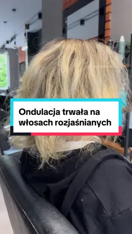 Często słyszę pytanie „czy można wykonać ondulację trwałą na włosach rozjaśnianych”  Tak można 😊 zanim jednak przystąpimy do zabiegu koniecznie musimy wykonać test porowatości włosów oraz przeprowadzić szczegółowy wywiad z klientką.  Do włosów rozjaśnianych używam płynu organicznego na tradycyjny nigdy bym się nie zdecydowała, ponieważ chemicznie bardziej ingeruje w strukturę włosów.  Trwała ondulacja organiczno - biologiczna - to zabieg opierający się na działaniu naturalnych składników, które zmieniają kształt włosa, jednocześnie zapobiegając uszkodzeniom w jego strukturze.  WODA DEMINERALIZOWANA: płyn o neutralnym pH, w którym rozpuszczone są wszystkie pozostałe składniki Zawiera:  CYSTEAMINA: bezpieczna aminokwasowa substancja czynna, umożliwia zmianę struktury mostków siarczkowych bez ich uszkodzenia. Odpowiada za nadanie nowego kształtu włosom POLYQUATERIUM-6: kondycjoner do włosów. Pomaga zachować naturalną witalność włosów. AMINOKWASY KERATYNOWE: o niskiej masie cząsteczkowej, wnikają wgłąb włosa i odbudowują jego wewnętrzną strukturę. WYCIĄGI ROŚLINNE – które doskonale nawilżają i odżywia. Mają właściwości wyłapujących i zamykające wodę, są też bogatym źródłem cennych kwasów tłuszczowych #ondulacja #ondulacjatrwaławłosyrozjaśnione #trwała #bydgoszcz #loki #włosykrecone #fryzjer #salonfryzjerski