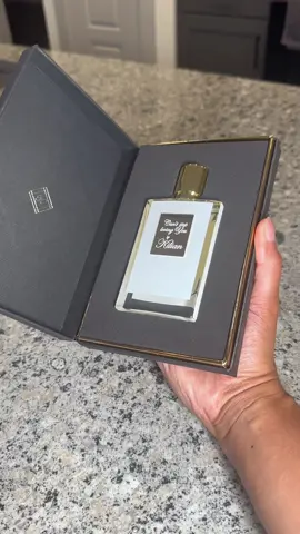 Unboxing @KILIAN PARIS Can’t Stop Loving You. Its thr orange blossom and honey notes for me! #kilian #kilianparis #perfumetiktok #nicheperfume #asmr #unboxing #fragrance 