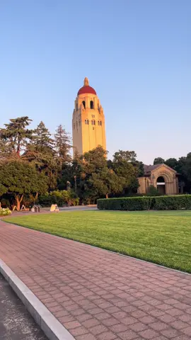 I really do go to the most beautiful school 🥹 #stanford #college #collegelife #stanforduniversity #collegetour #photography #views #beautiful 