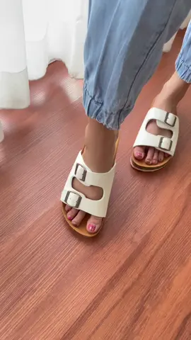 Udah restok sandal yang dipake kak becca! 