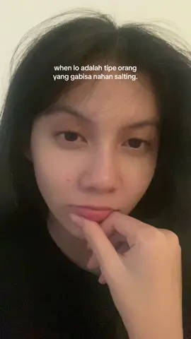 kalau ga mukul ya nyengir kayak orgil