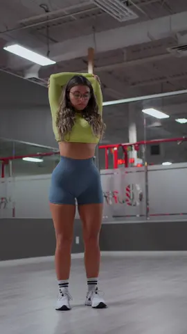 full body mobility routine 🤌 @Women‘s Best birthday sale is almost over, wearing power crop top & define shorts 🫶 6 downdog to planche plank 8 loaded beast to lizard 16 alt triceps stretch 6 ballerina squat to deep squat calf raise 8 cossack squat to t-spine rotation #mobility #mobilityroutine #hipmobilityexercise #shouldermobility 