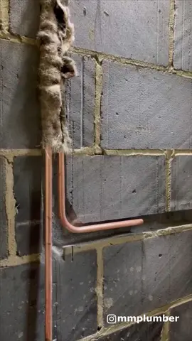 Bet you didn’t know you can bend pipework in place 💪😉 these @monumenttools benders unlock the true inner installer inside of you! So handy this trick when first fixing as joining sockets is faster and easier than 90s. What you guys think? #toolbag #plumbing #properincopper#plumbingporn #plumber #heating #powerflush #cleansystem #copper #plumbersofinstagram #oil #gas #pipes#perfectpipes #copper #tools #cleancopper #copper #handtools #tools #work #toolporn #plumbproud 