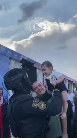 Teknofest’te çocuk seven Jandarma Komando Özel Asayiş Komutanlığı askeri; JÖAK zehri verdi. 😎 #sat #sas #asker #jöh #pöh #jöak #polis #jandarma #bebek #türk 