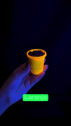 Os copinhos 60ml neon são perfeitos! #festainfantil #artigosdefesta #festaneon